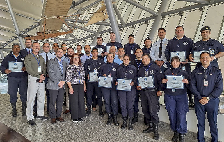Capacitación en el uso de escáneres de onda milimétrica al Escuadrón de Policía Aérea Nacional